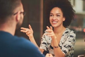 two individuals discussing their experiences at a Houston alcohol detox center